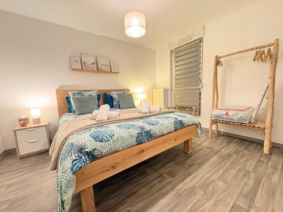 Bed, Photo of the whole room, Bedroom, towels