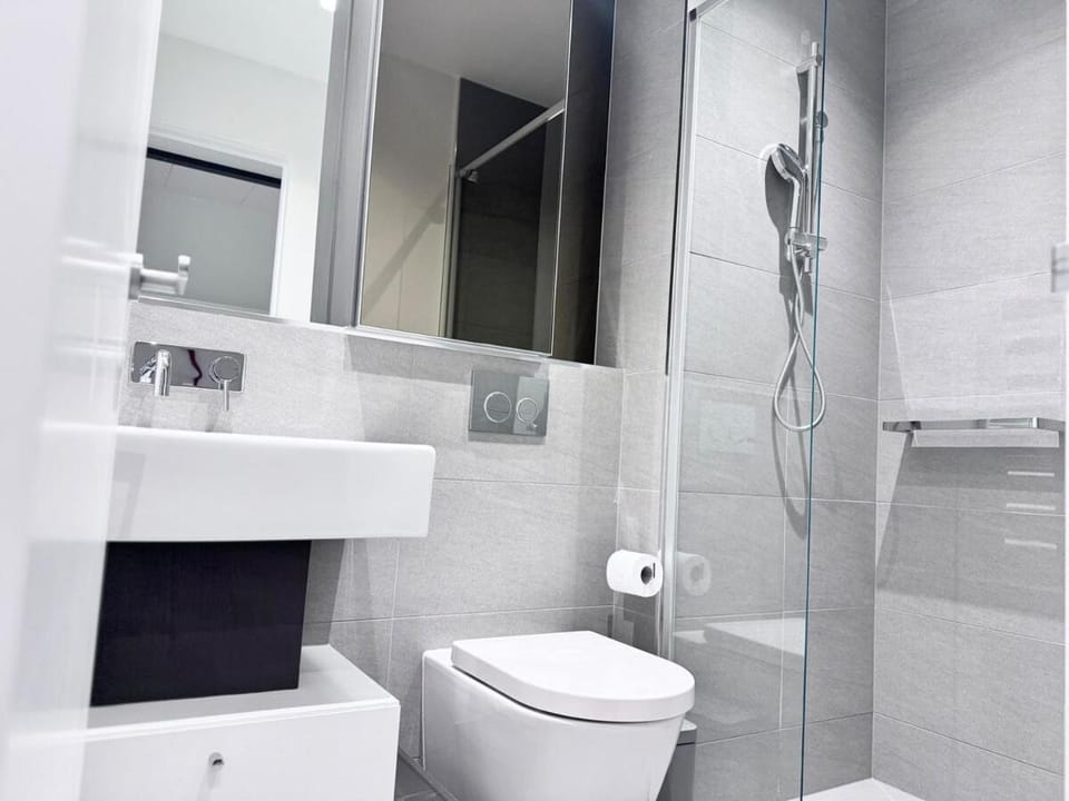 Luxury 2BR 2BA Near Ritz-Carlton Walk to Southern Cross & SkyBus Apartment in Melbourne