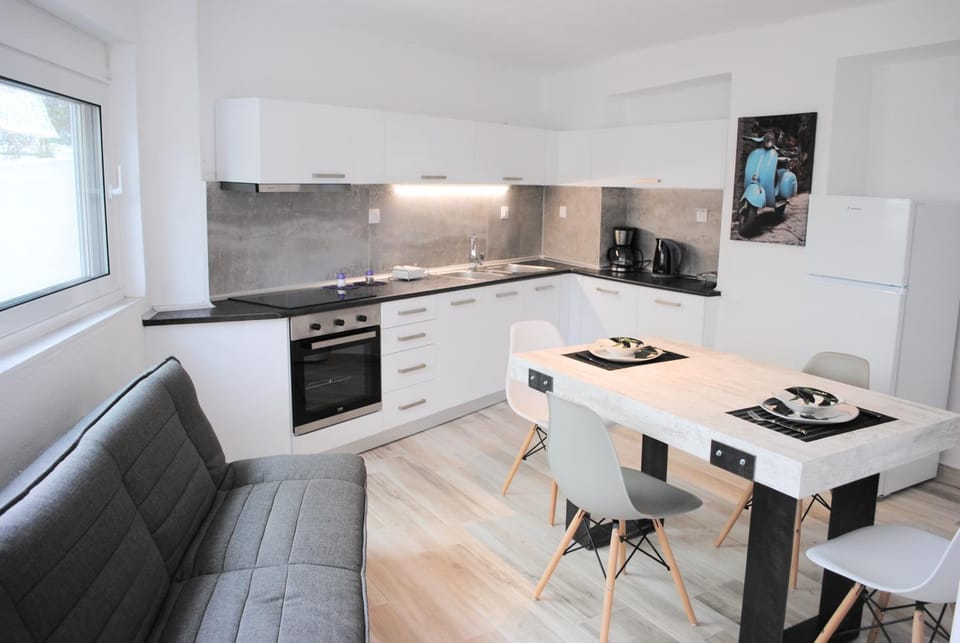 Kitchen or kitchenette, Living room, Seating area, Dining area, dishwasher, oven, pet friendly, stove, toaster