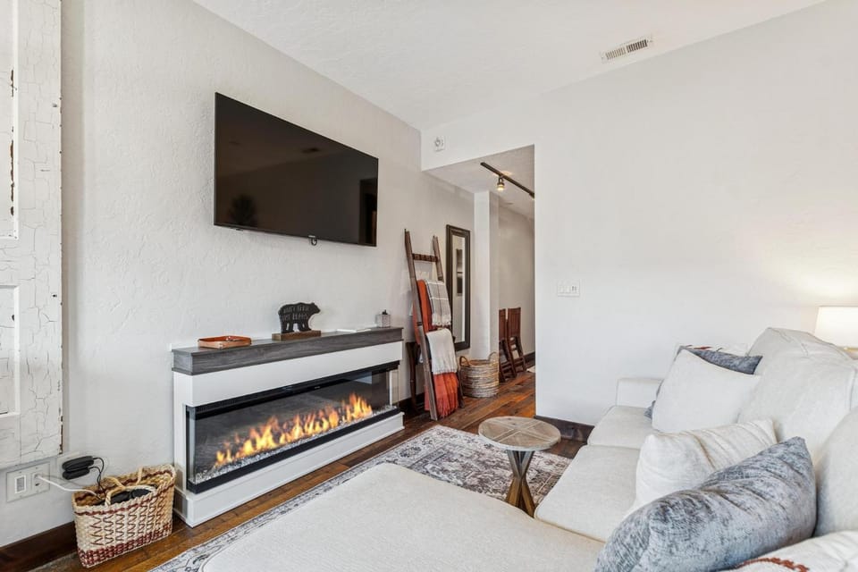 TV and multimedia, Living room, Seating area, fireplace, furniture