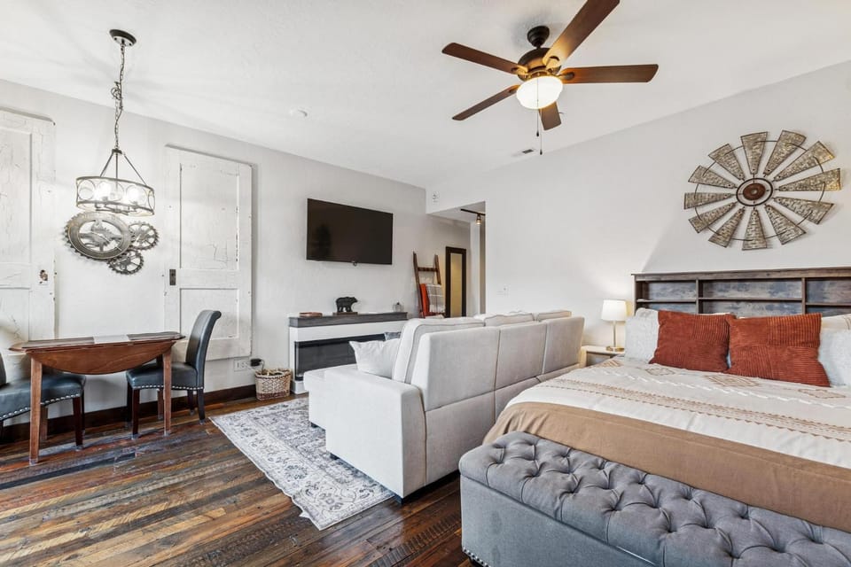 Bed, TV and multimedia, Living room, Seating area, Bedroom, furniture