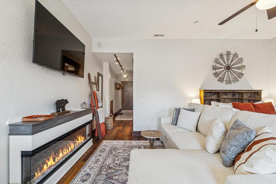 TV and multimedia, Living room, Seating area, fireplace, furniture