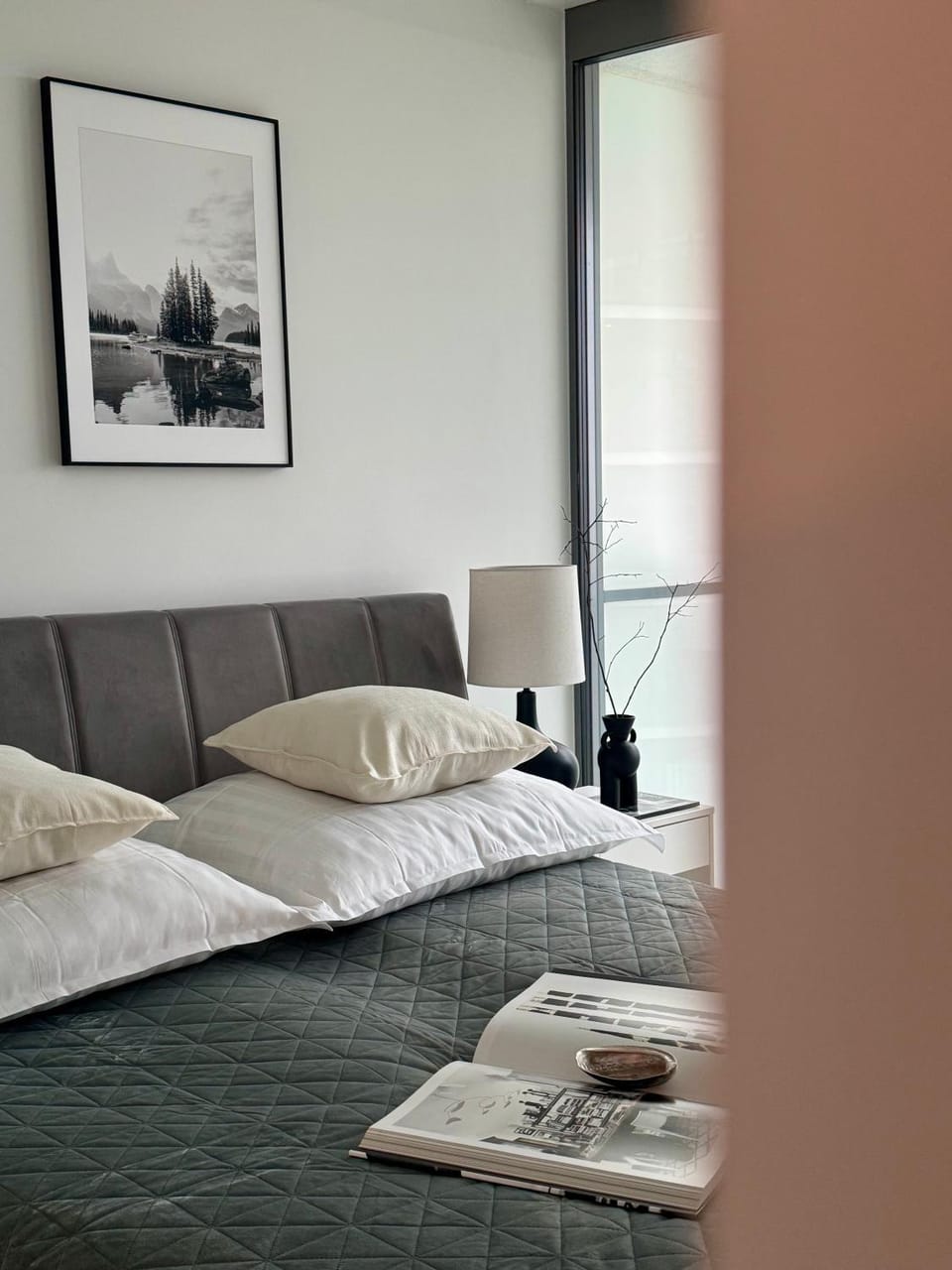 Bed, Photo of the whole room, Decorative detail, Bedroom