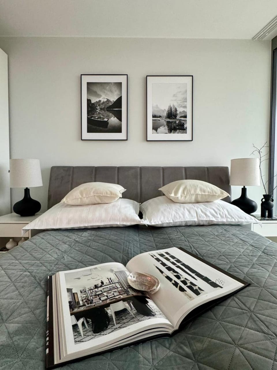 Bed, Day, Photo of the whole room, Decorative detail, Bedroom