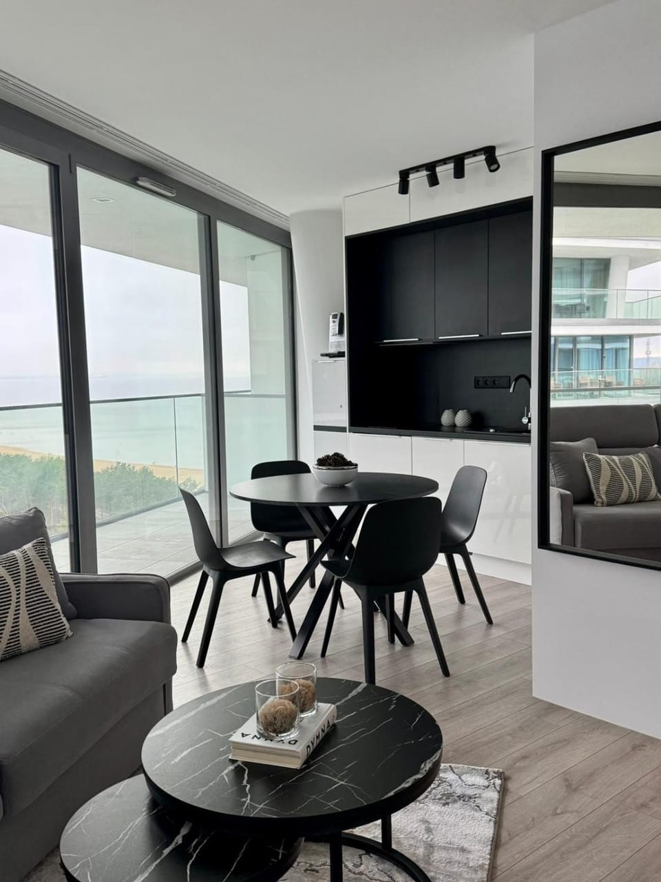 Communal lounge/ TV room, View (from property/room), Balcony/Terrace, Kitchen or kitchenette, Living room, Decorative detail, Seating area, Dining area, Evening entertainment, Sea view