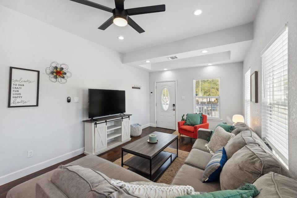 Walk to Alamodome! Stylish Home w/ Private Parking House in San Antonio