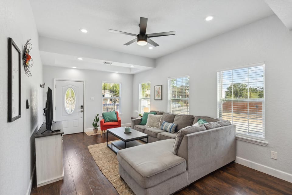 Walk to Alamodome! Stylish Home w/ Private Parking House in San Antonio