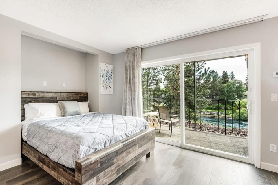 Pet friendly studio on the Deschutes with balcony House in Bend