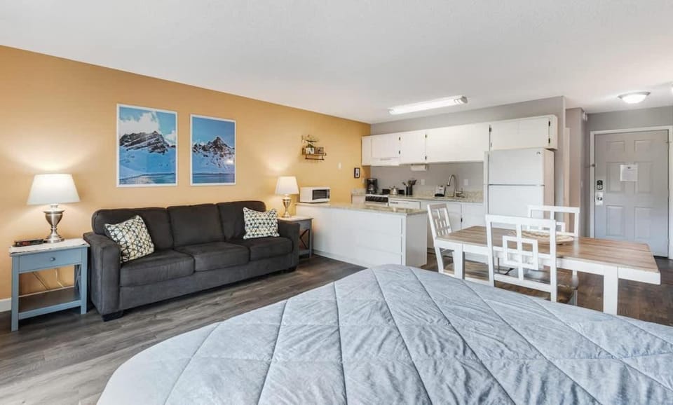 Pet friendly studio on the Deschutes with balcony House in Bend