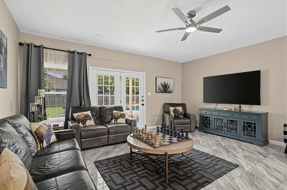 Communal lounge/ TV room, TV and multimedia, Living room, Seating area