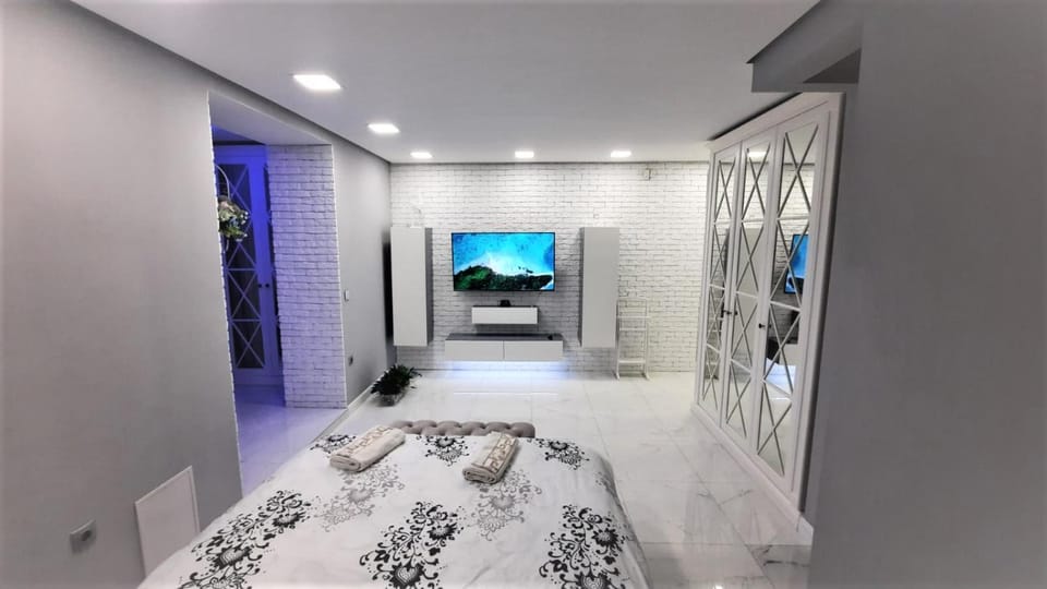Bed, TV and multimedia, Photo of the whole room