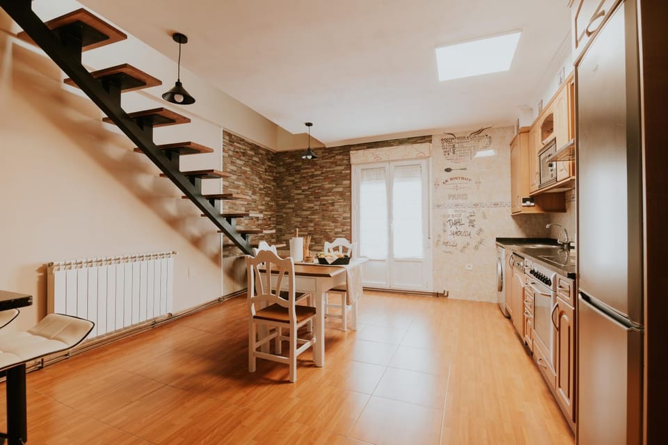 Kitchen or kitchenette, Dining area, pet friendly, stove
