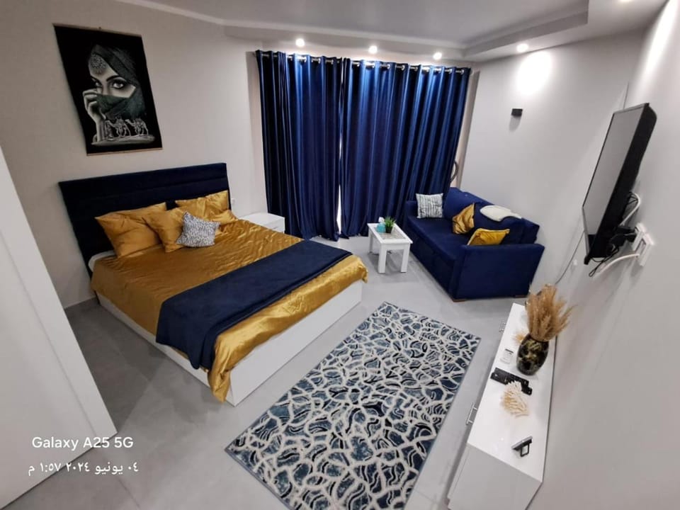 TV and multimedia, Photo of the whole room, Seating area, Bedroom