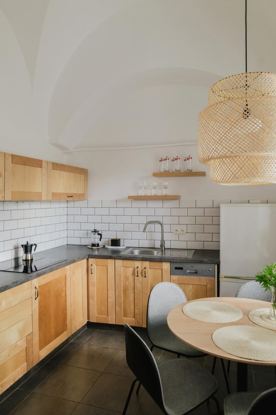 Kitchen or kitchenette, Dining area