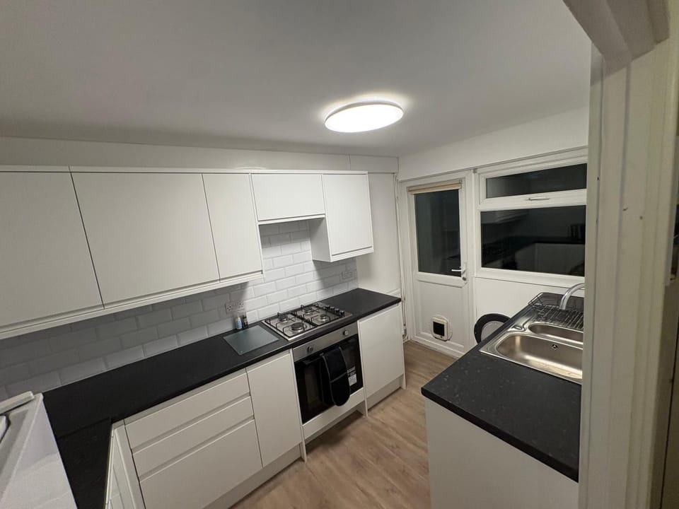 Spacious 1 bedroom groundfloor with garden Apartment in Crawley