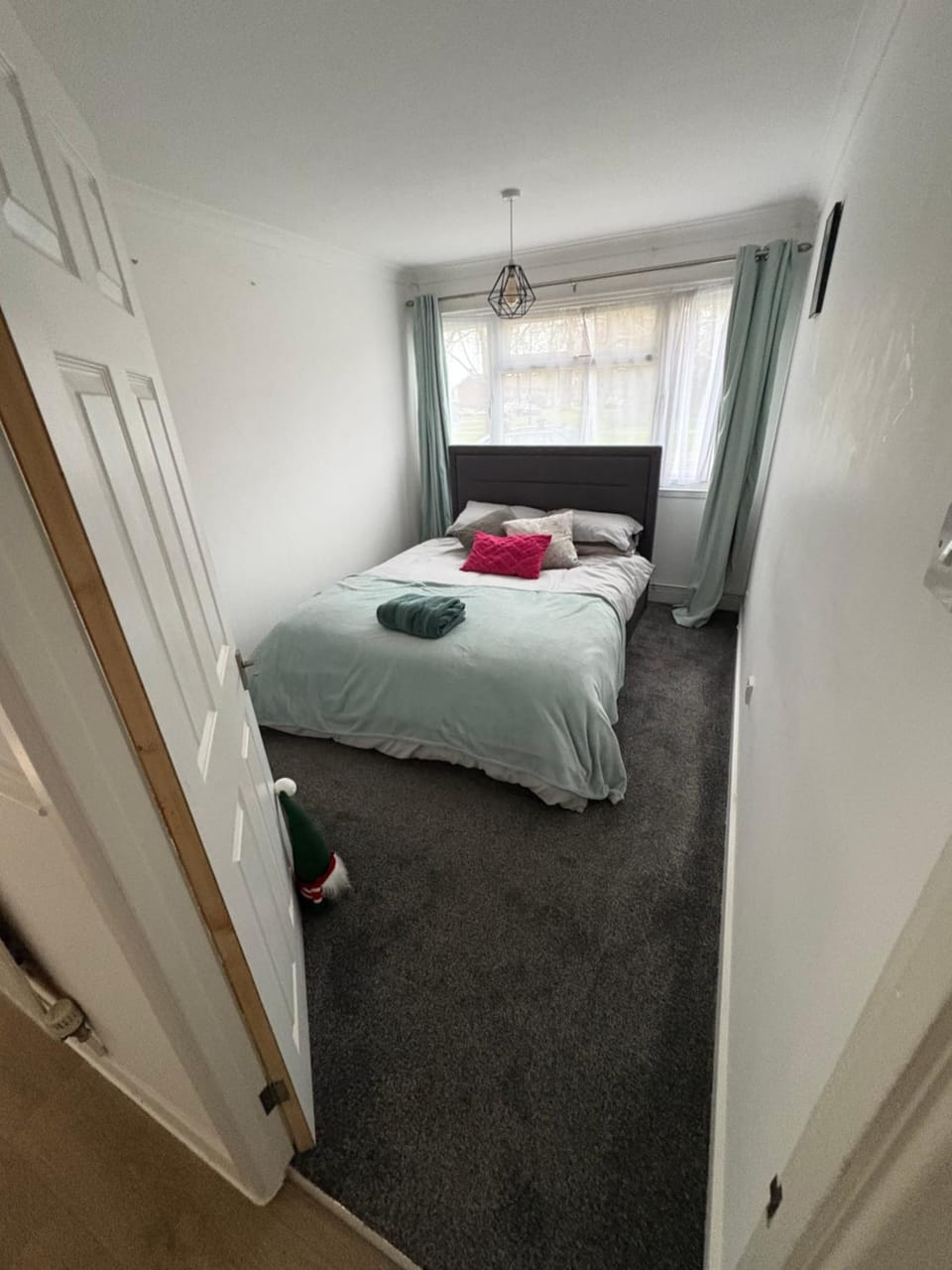 Spacious 1 bedroom groundfloor with garden Apartment in Crawley