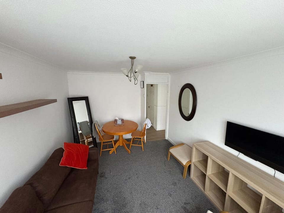 Spacious 1 bedroom groundfloor with garden Apartment in Crawley