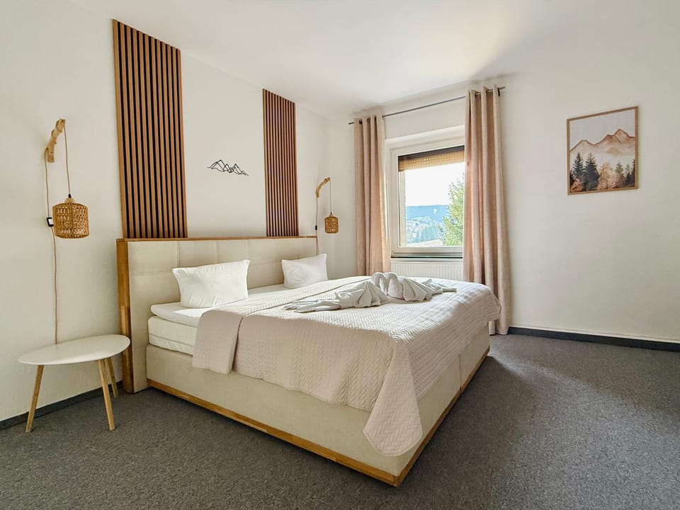 Bedroom, Mountain view