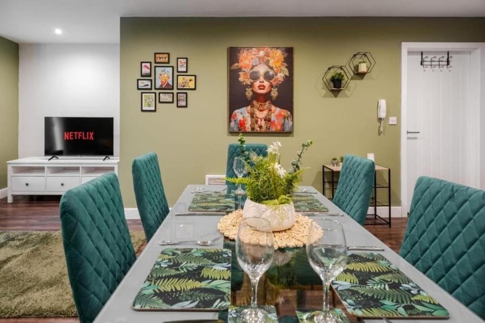 TV and multimedia, Seating area, Dining area, Evening entertainment