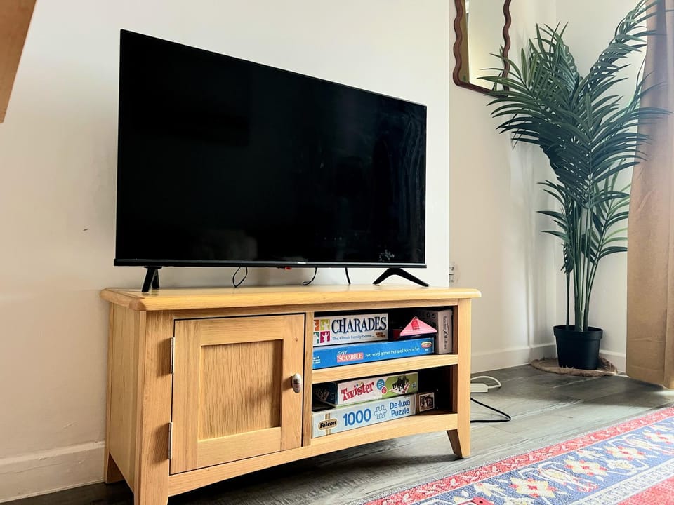 4 Bedroom House with Parking House in Bristol