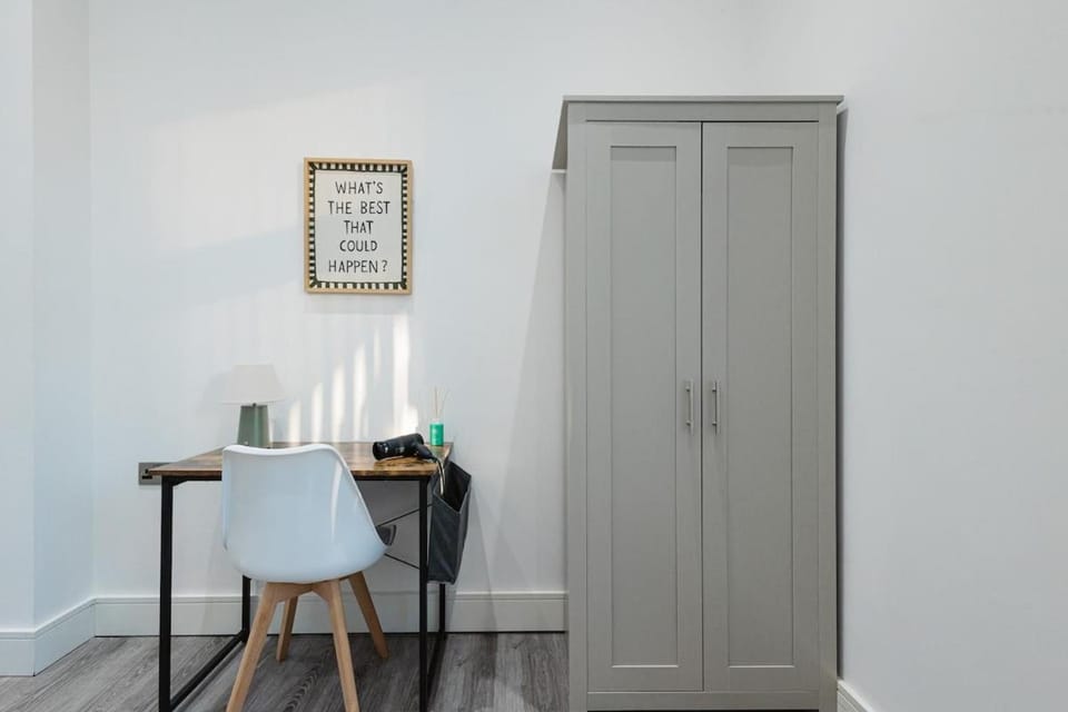 Spacious 4 Bedroom House - Sleeps 10 Guests, Contractors, Groups, Families, Business, Travel, Leisure And Relocation Stays Welcome, 13 Mins From Liverpool City Centre, Fast Wi-Fi, Smart TV In Front Room & FREE Parking, Long Stays And Short Stays Welcome House in Liverpool