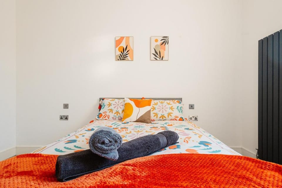 Spacious 4 Bedroom House - Sleeps 10 Guests, Contractors, Groups, Families, Business, Travel, Leisure And Relocation Stays Welcome, 13 Mins From Liverpool City Centre, Fast Wi-Fi, Smart TV In Front Room & FREE Parking, Long Stays And Short Stays Welcome House in Liverpool