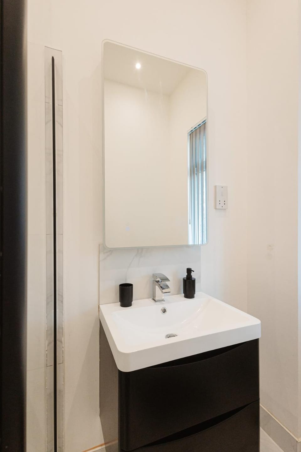 Spacious 4 Bedroom House - Sleeps 10 Guests, Contractors, Groups, Families, Business, Travel, Leisure And Relocation Stays Welcome, 13 Mins From Liverpool City Centre, Fast Wi-Fi, Smart TV In Front Room & FREE Parking, Long Stays And Short Stays Welcome House in Liverpool