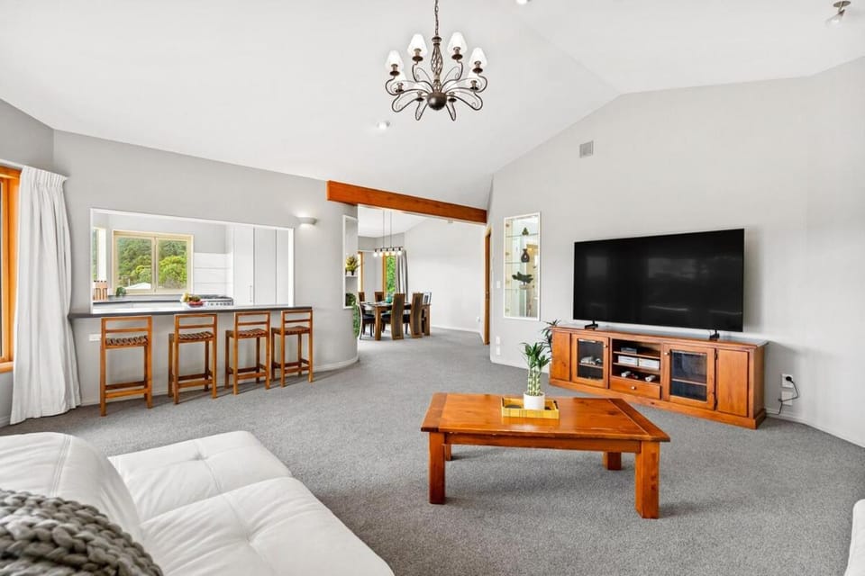 Stylish Group Getaway with views! Hot tub, Games Room House in Whangārei