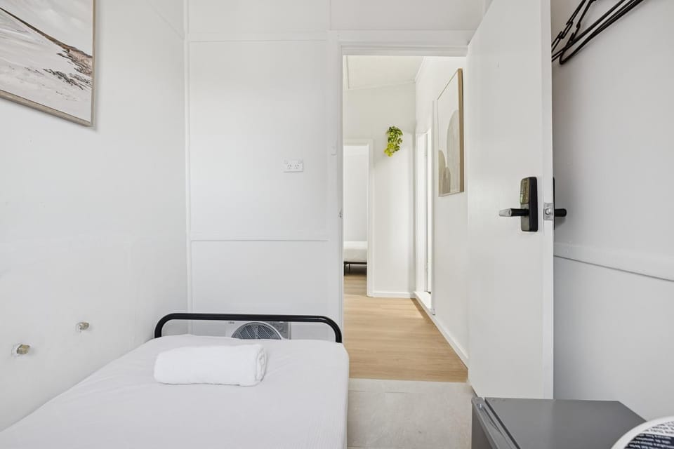 Well-Situated Single Room Near Hurstville Station - Shared Bathroom & Kitchen Bed and Breakfast in Sydney