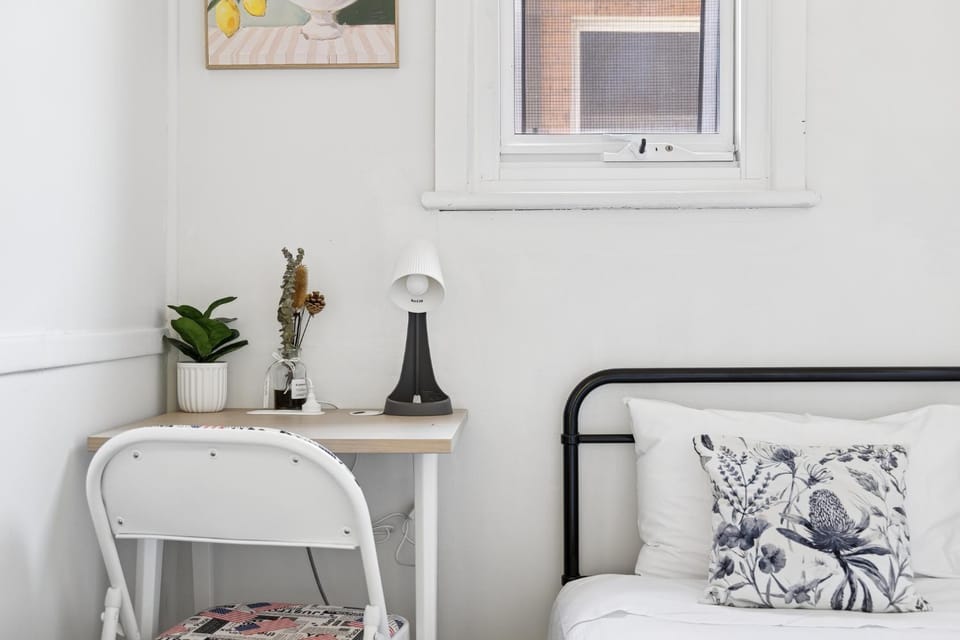 Well-Situated Single Room Near Hurstville Station - Shared Bathroom & Kitchen Bed and Breakfast in Sydney