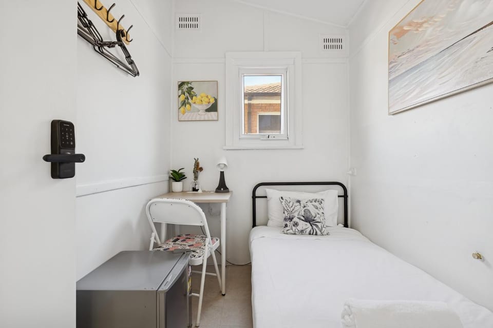 Well-Situated Single Room Near Hurstville Station - Shared Bathroom & Kitchen Bed and Breakfast in Sydney