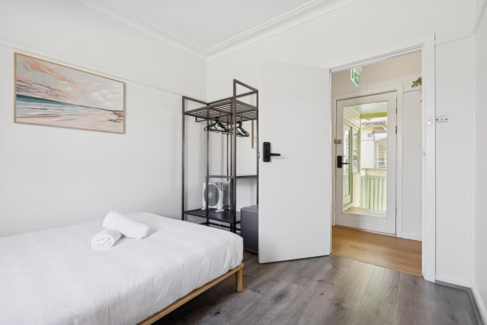 Well-Situated Double Room Near Hurstville Station - Shared Bathroom & Kitchen Bed and Breakfast in Sydney
