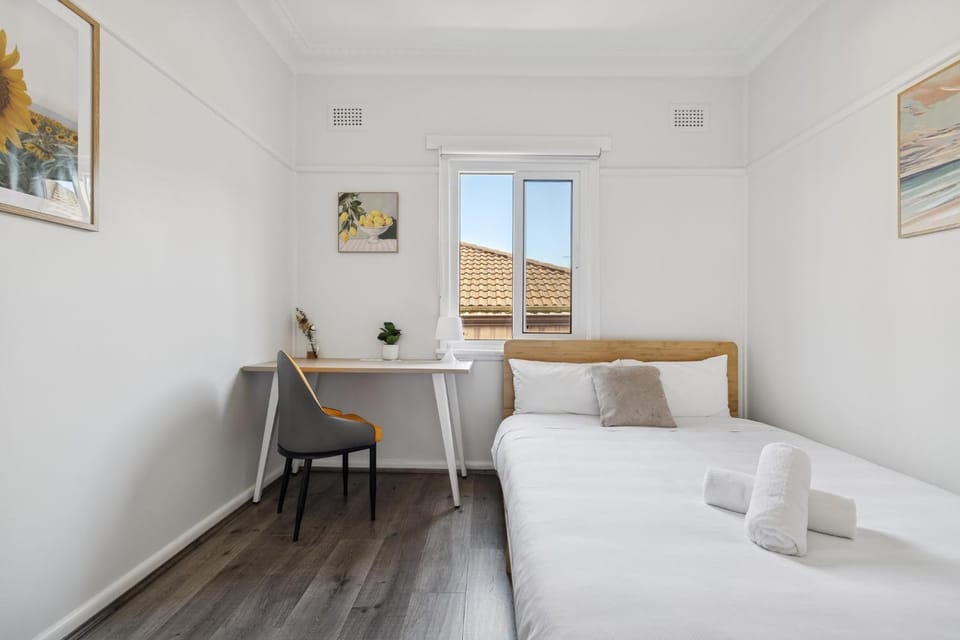 Well-Situated Double Room Near Hurstville Station - Shared Bathroom & Kitchen Bed and Breakfast in Sydney