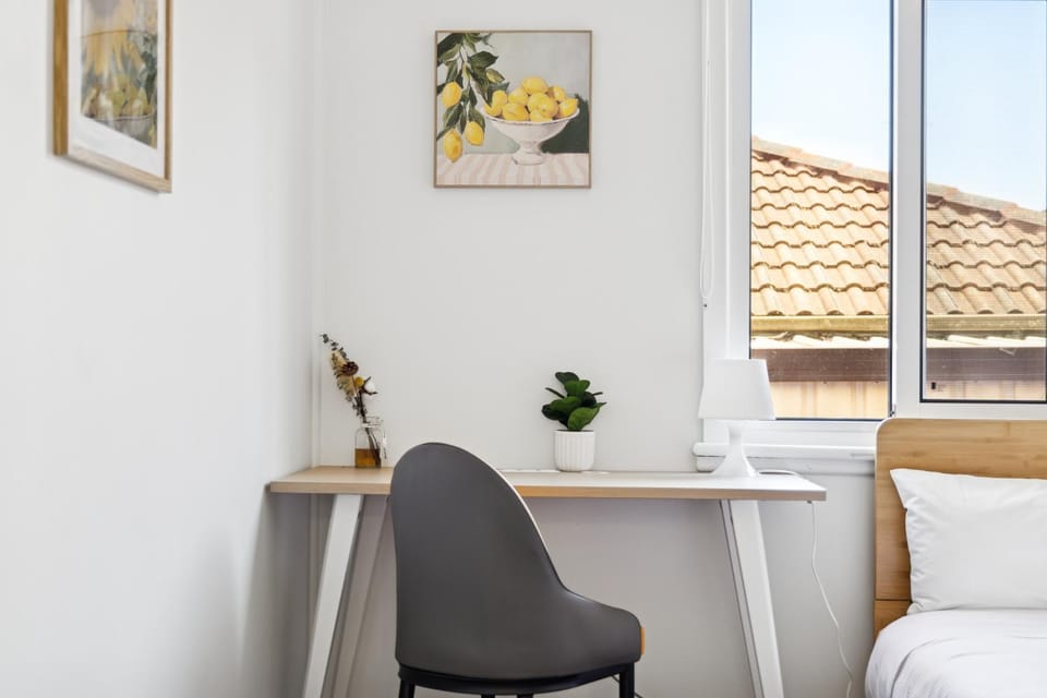 Well-Situated Double Room Near Hurstville Station - Shared Bathroom & Kitchen Bed and Breakfast in Sydney