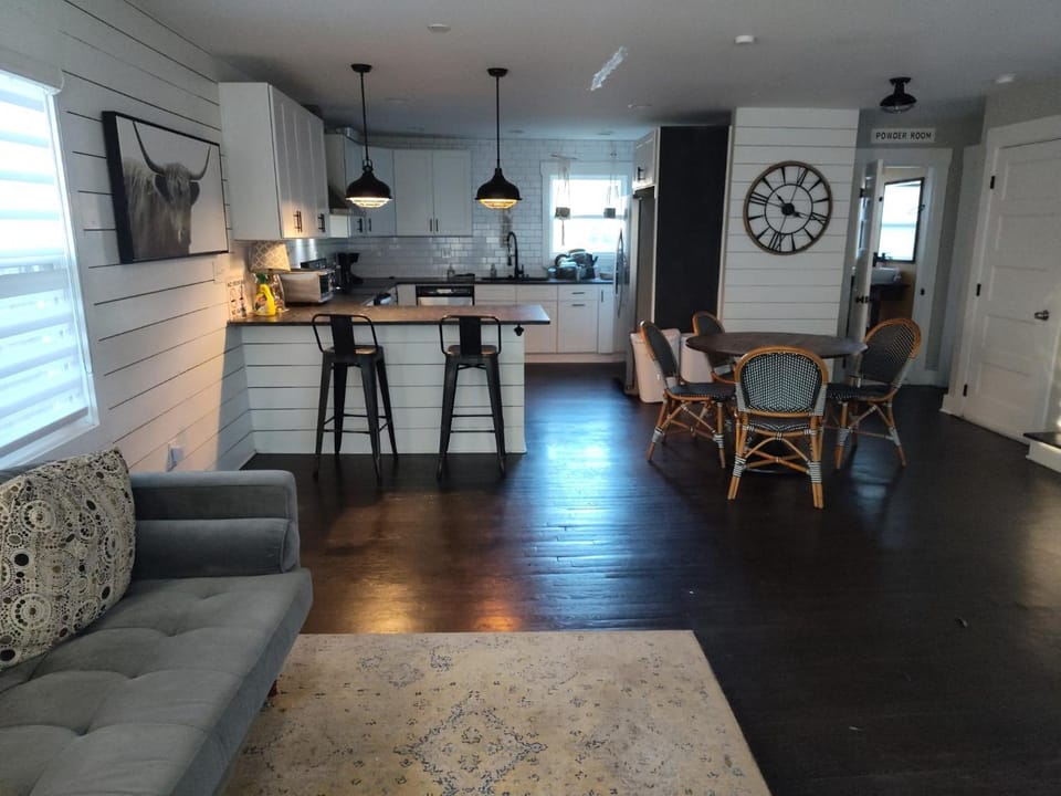 Kitchen or kitchenette, Living room, Seating area, Dining area