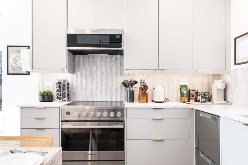 Modern 2024-Built Townhome Near Hospitals & DT House in Seattle