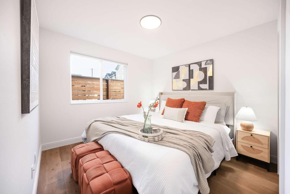 Modern 2024-Built Townhome Near Hospitals & DT House in Seattle