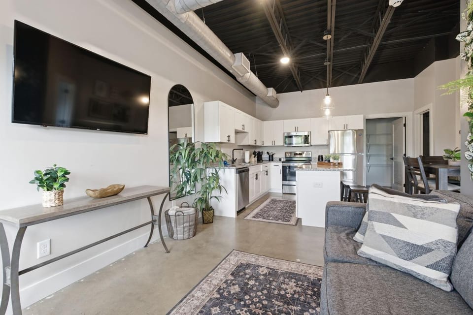 1BR Condo - King Bed - 10mins to Broadway Apartment in Nashville