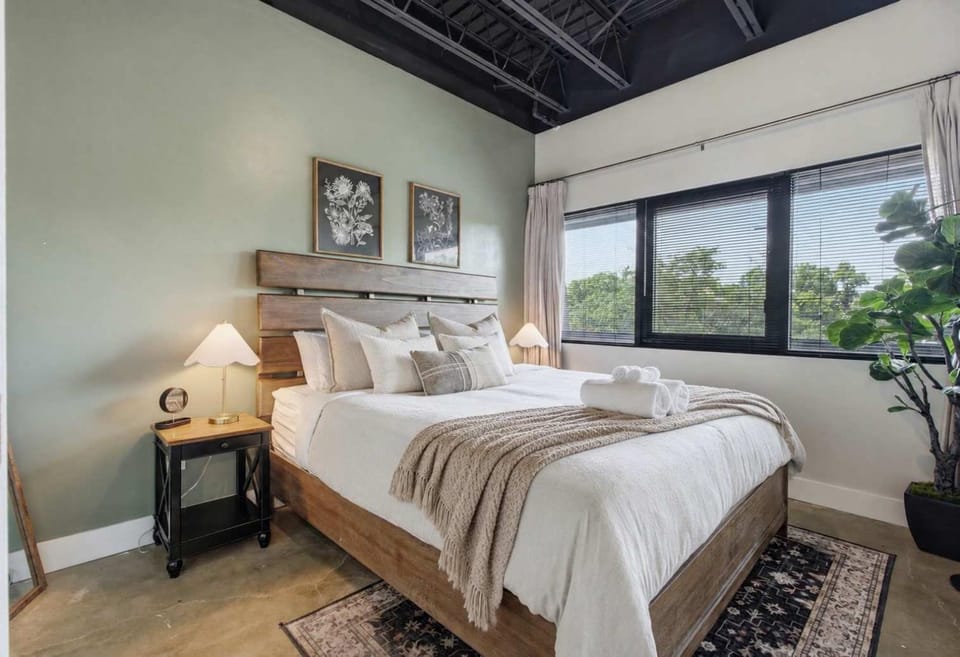 1BR Condo - King Bed - 10mins to Broadway Apartment in Nashville