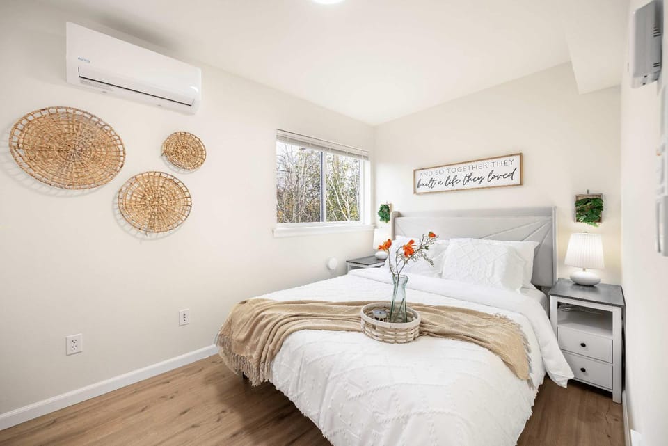 3BR Modern Townhome w Parking Near UW & Childrens Hospital House in University District