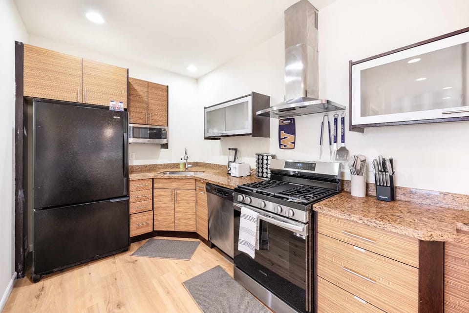 3BR Modern Townhome w Parking Near UW & Childrens Hospital House in University District