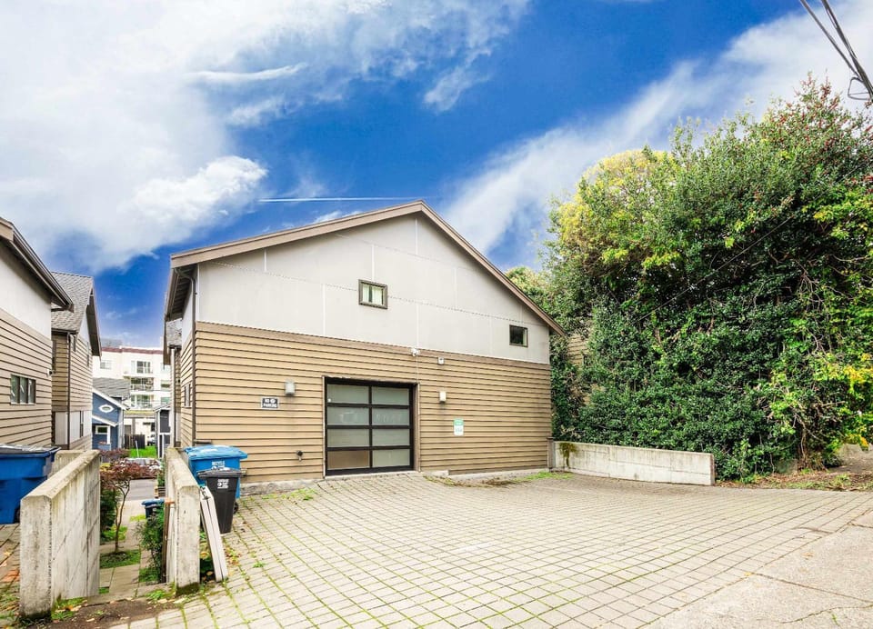 3BR Modern Townhome w Parking Near UW & Childrens Hospital House in University District