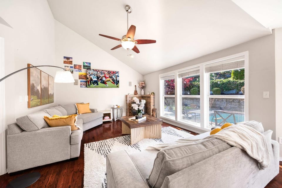 Stylish 4BR retreat with pool & year-round hot tub House in Tacoma