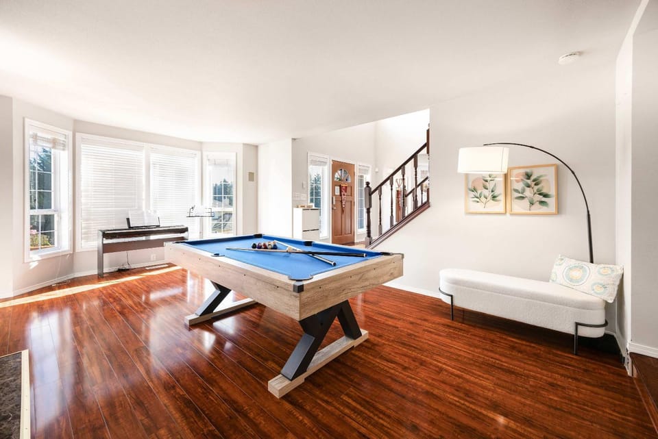 Stylish 4BR retreat with pool & year-round hot tub House in Tacoma