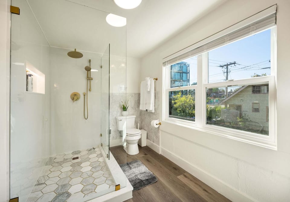 Walk to UW and Light Rail 3BR Home with Parking House in University District