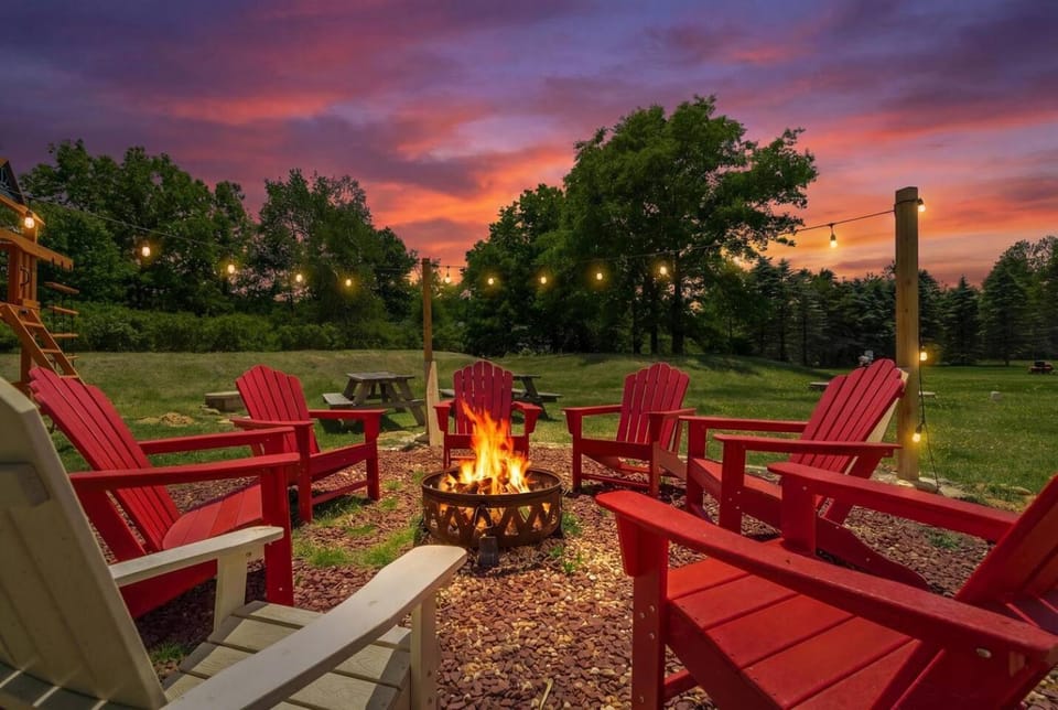 Trail House with Hot Tub, Sauna, Wellness Room & EV House in Tunkhannock Township