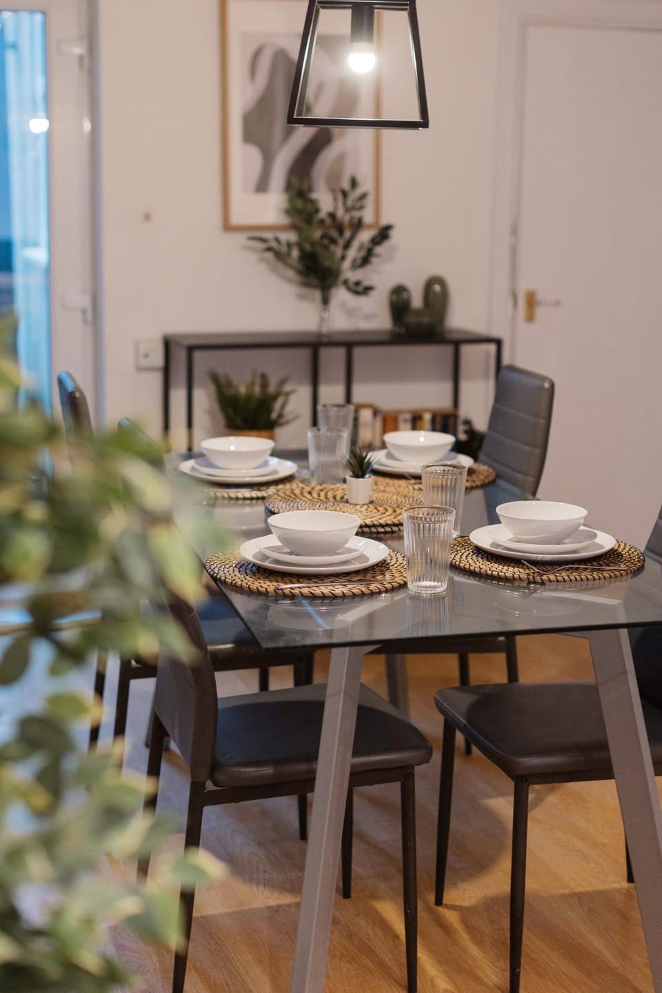 Modern 3 Bedroom House In Salford, Sleeps 7, 16 Minutes from Manchester City Centre, Free Parking And Wi-Fi, Weekly And Monthly Stays, Great Rates Available At Peachy Stays House in Salford
