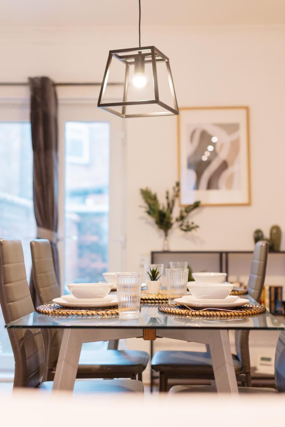 Modern 3 Bedroom House In Salford, Sleeps 7, 16 Minutes from Manchester City Centre, Free Parking And Wi-Fi, Weekly And Monthly Stays, Great Rates Available At Peachy Stays House in Salford