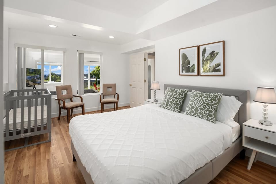 Queen Anne Basement Sun Soaked Yard Elliott bay House in Queen Anne