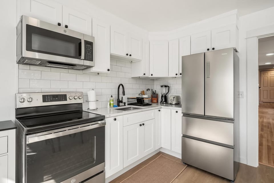 Queen Anne Basement Sun Soaked Yard Elliott bay House in Queen Anne